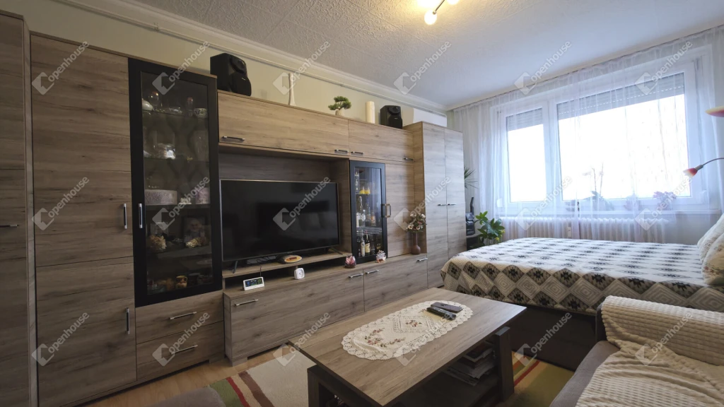 Panelprogramos 2+1 fél szobás,igényesen felújított lakás a Középszeren