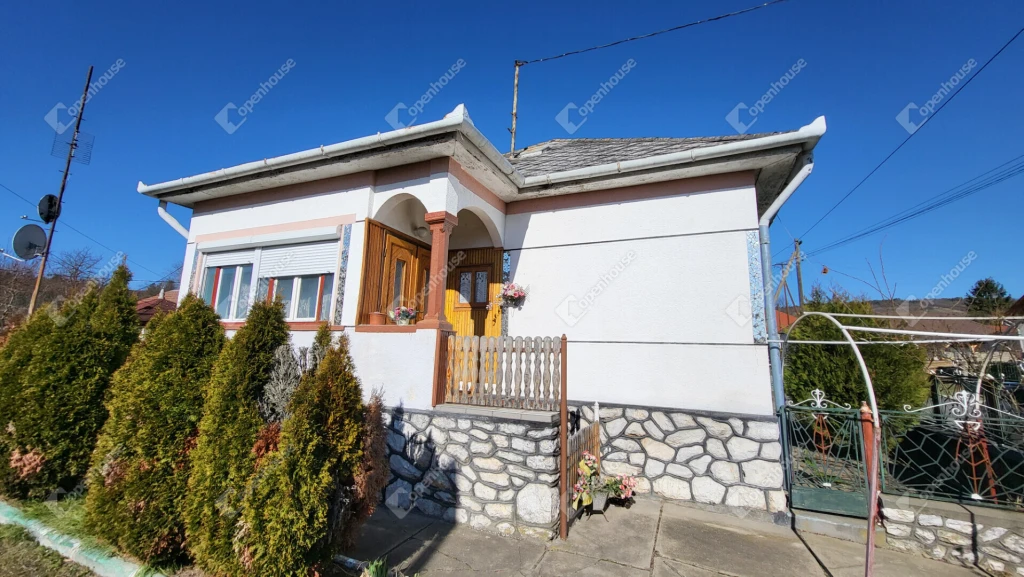 c3-1-name c2-1-name, Kács, Fő út