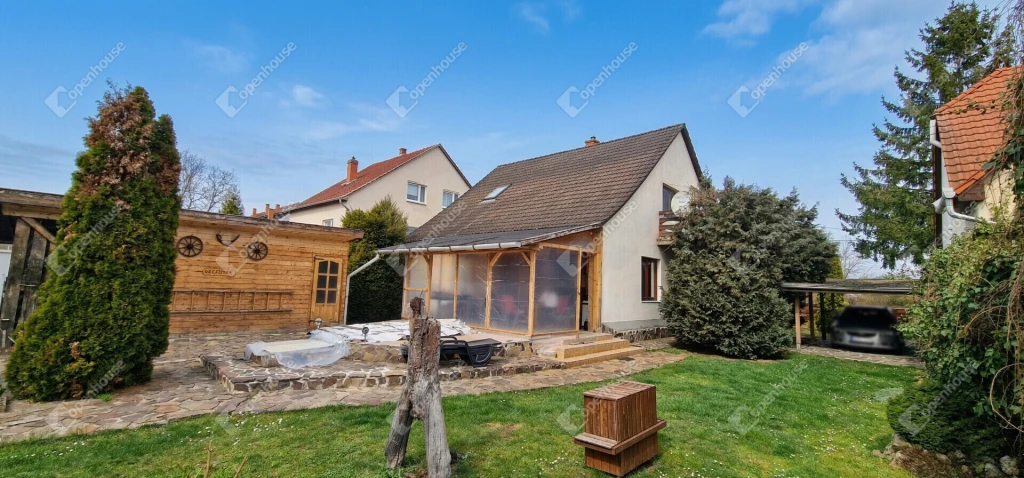 5 szobás családi ház medencével és garázzsal Tiszaújvárosban eladó