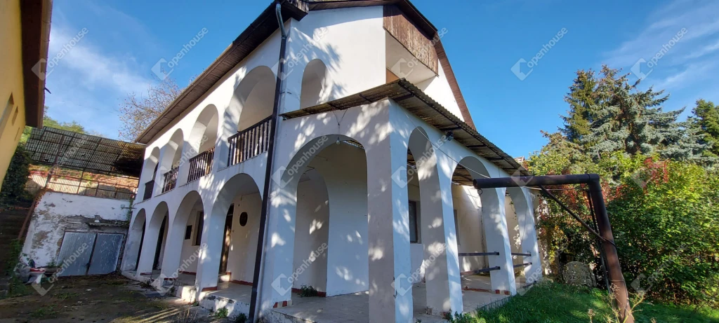 Bogácson 360 m2-es 9 szobás panorámás ház a sportpálya közelében eladó