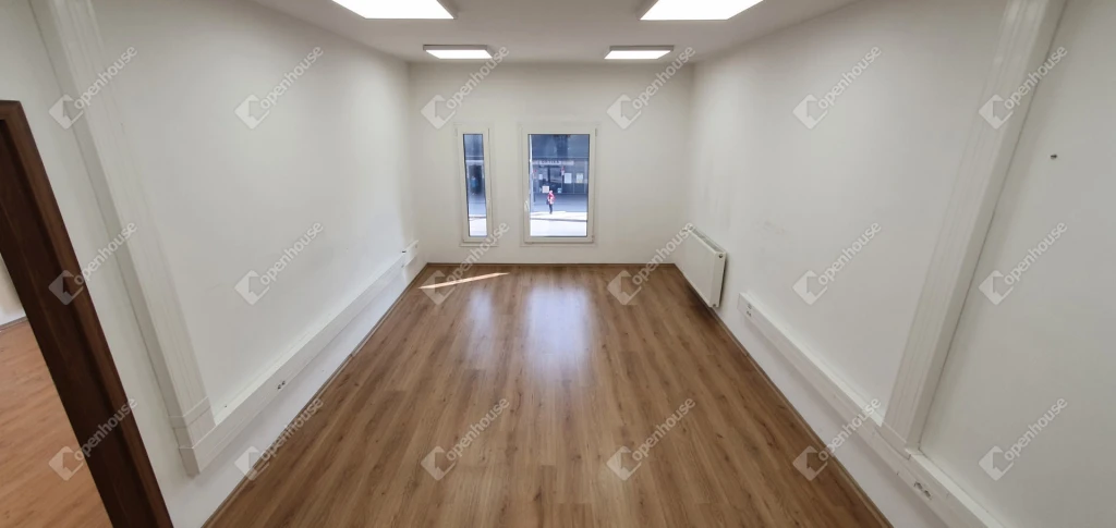 Kiadó belvárosi felújított iroda panorámával a sétáló utcára