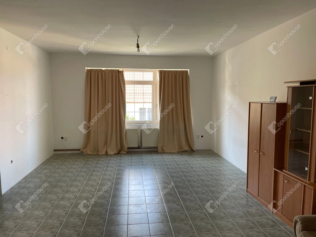 Eger városában három lakrészes családi ház eladó!