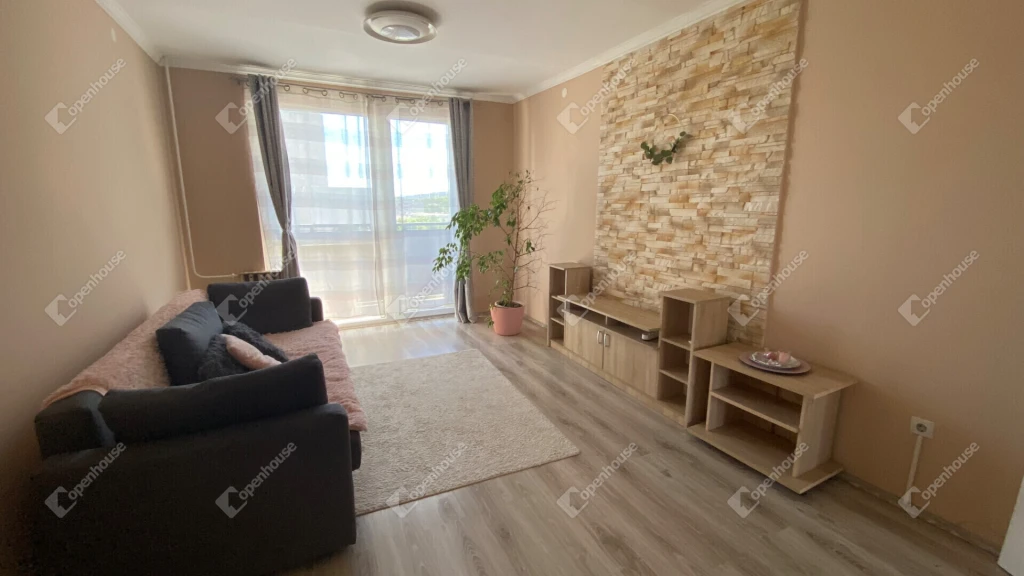 Miskolc belvárosában felújított 5. emeleti 2 szobás lakás eladó!