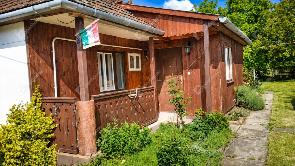 2 szobás felújított családi ház + garázs Alsóbereckiben 2372 m2 telken