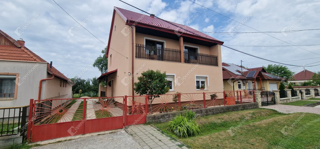Felsőzsolcán 162 m2-es, 2 generációs külön bejáratú családi ház eladó