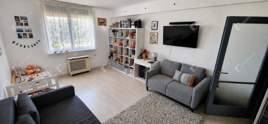 Felújított 4. emeleti 2 szobás panorámás loggiás lakás Komlóstetőn