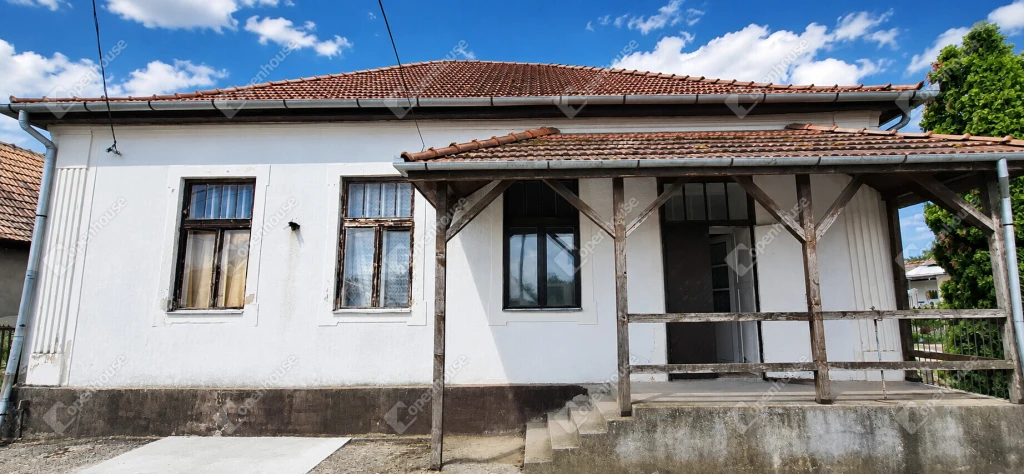 Bodrogolaszi központjában egyéb épület besorolású 204 m2-es ingatlan