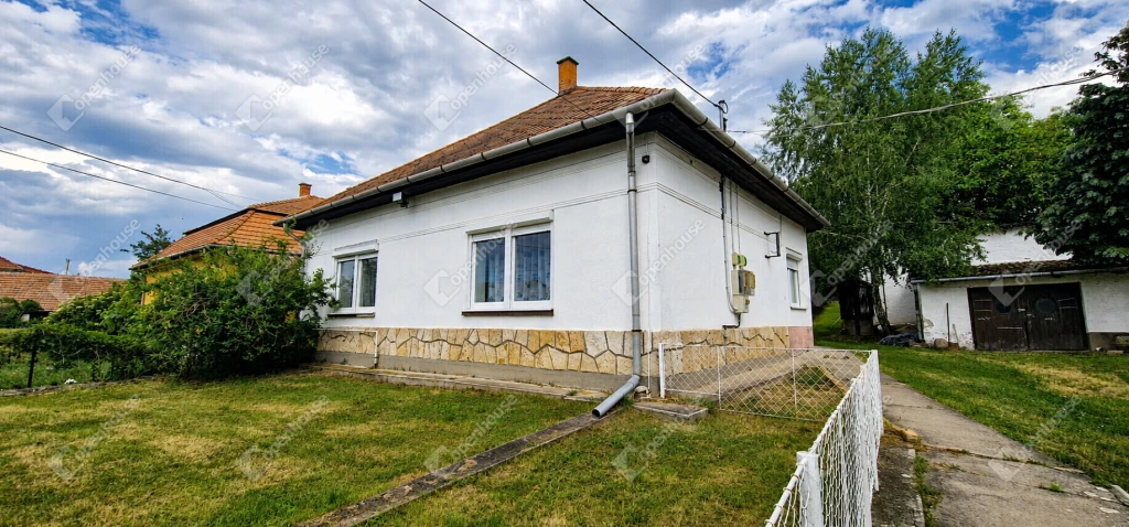 Abaújszántón felújított 114 m2-es családi ház garázzsal 2849 m2 telken