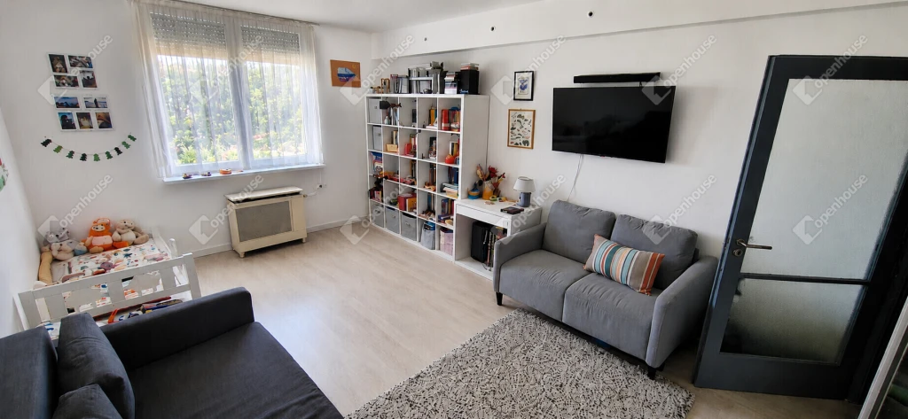 Felújított 4. emeleti 2 szobás panorámás loggiás lakás Komlóstetőn