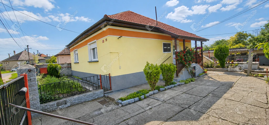 Felsőzsolcán 95 m2-es, átlagos állapotú 3 szobás családi ház eladó