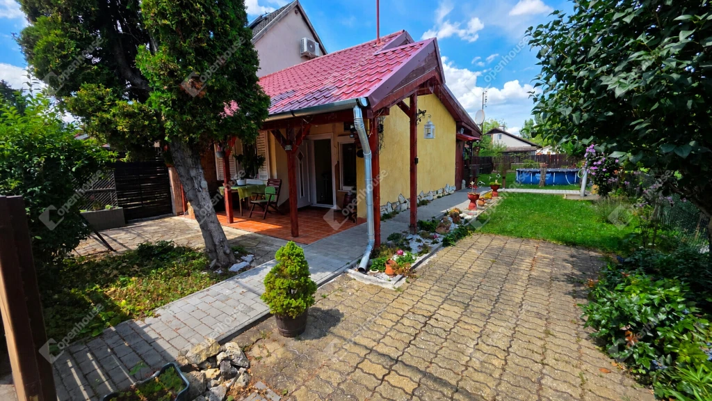 Mályiban a tó közvetlen közelében jó állapotú 2 szobás nyaraló eladó!