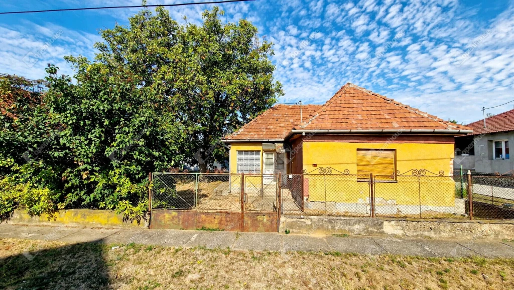 Felsőzsolcán 68 m2 családi ház és 131 m2 raktár eladó