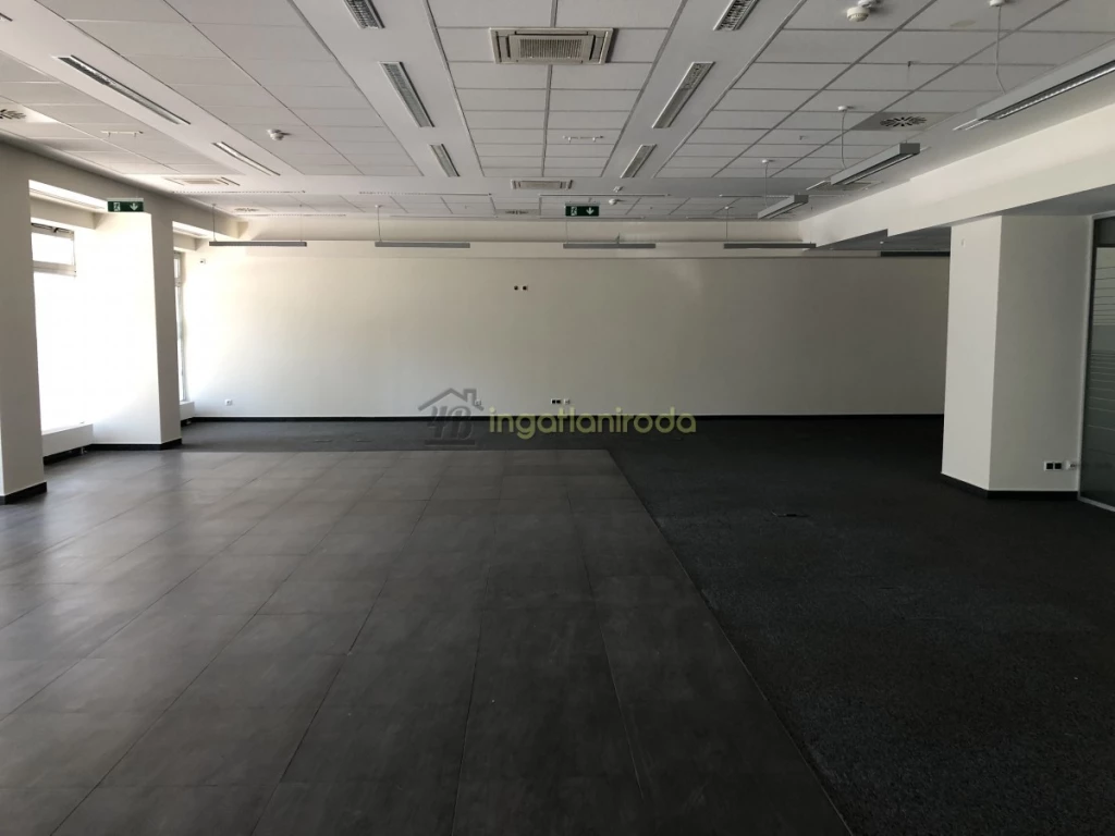 Nyíregyháza abszolút belvárosában hosszú távra kiadó egy 450 m2 alapterületű, utcafronti üzlethelyiség, mely irodának is...