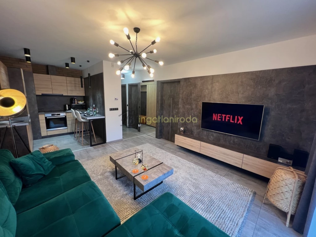 Nyíregyháza Örökösföldön, Szilvavölgy lakóparkban kiadó egy igényes, fiatalos, modern, belső építész által megtervezett és...