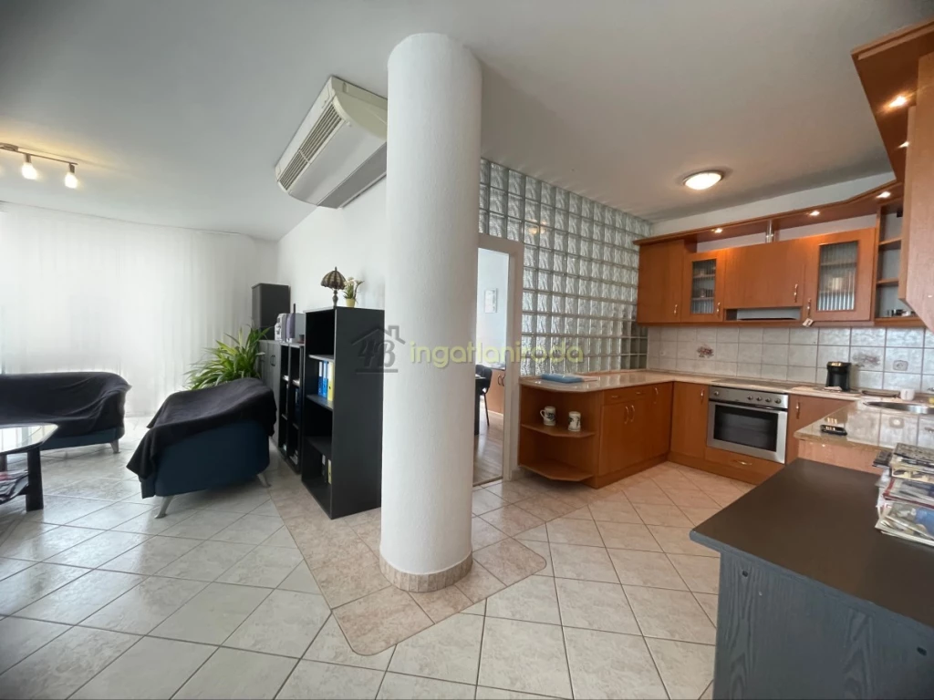 Eladó tágas, panorámás lakás Nyíregyháza szívében!Nyíregyháza belvárosában, kiváló elhelyezkedésű, 93 m2 alapterületű, 2....