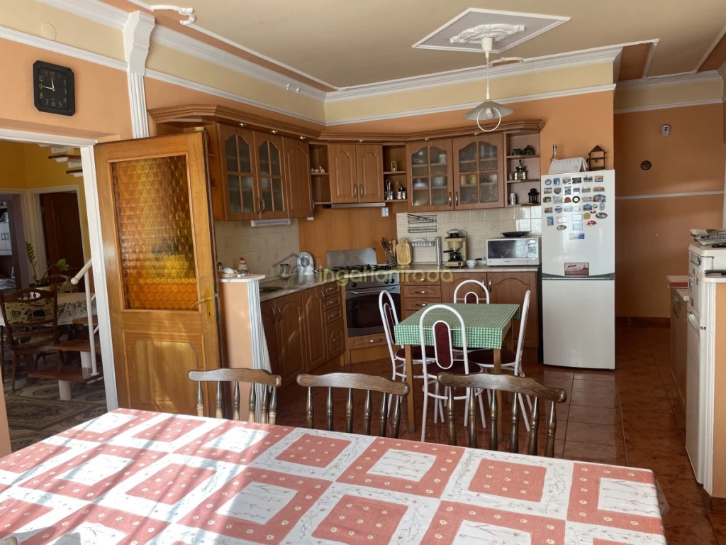 Nyíregyháza, Borbánya frekventált helyén eladásra kínálok egy nagyon szép világos kettő akár három generáció számára...