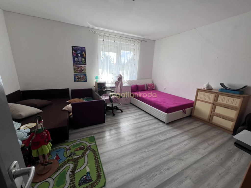 Nyíregyháza Borbánya központjában, de csendes, nyugodt környezetben kínálom eladásra ezt a 4 hálószobás+nappalis,...