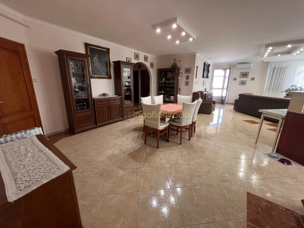 Nagycsaládosok, összeköltözők, vállalkozók figyelem! Kivételes lehetőség, vállalkozásra, 2 generáció számára is.Nyíregyháza...