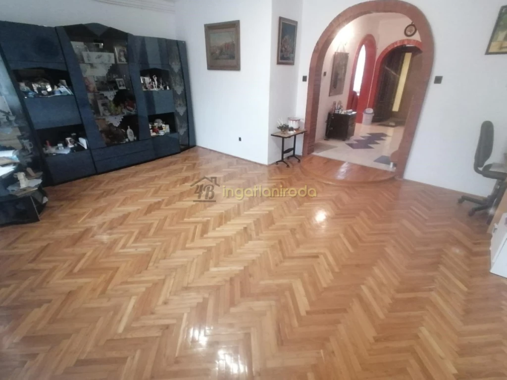 Tágas, belső szintes lakás eladó Nyíregyháza szívében, garázzsal – kiváló ár-érték arányban!Nyíregyházán, a Kossuth tértől...