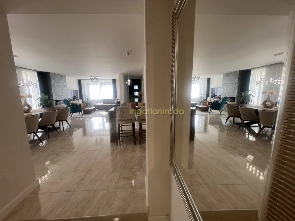 A belváros szívében – luxus, ami egy igazi otthon!Nyíregyháza belvárosában ritka kincsre bukkanhat az, aki egy igazi otthont...