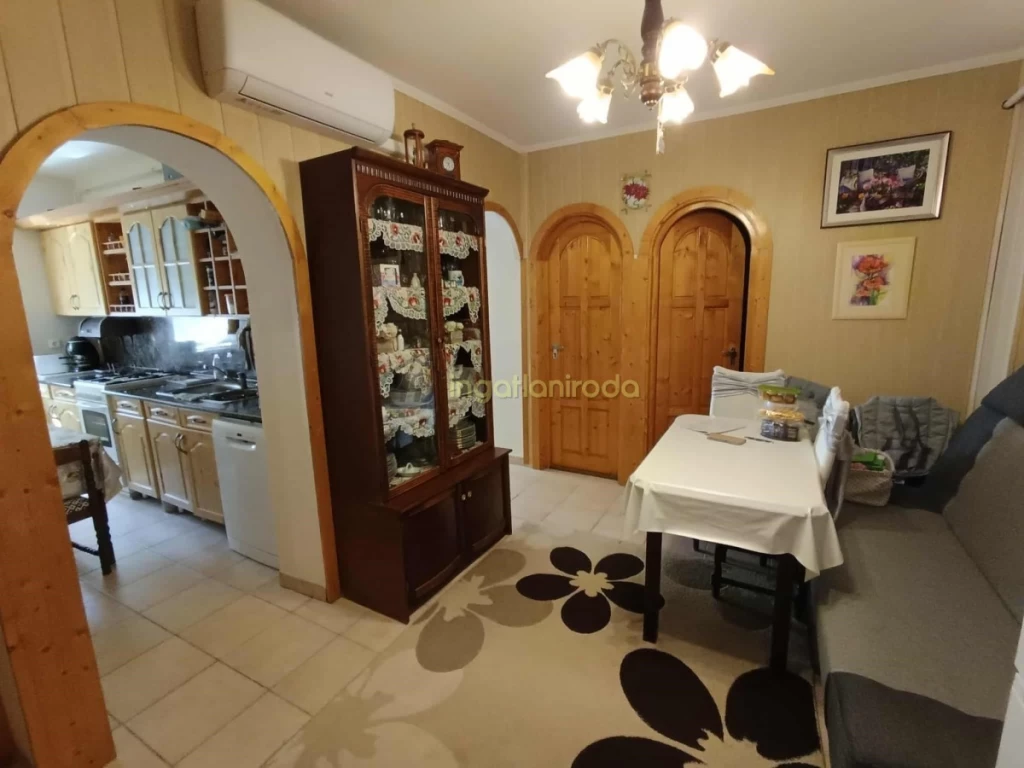 Világos, meleg otthon a belváros szomszédságában garázzsal!A belvárostól mindössze pár perc sétára, csendes, rendezett...