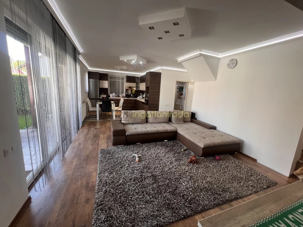 Exkluzív sorház a Bujtosi tó közelében eladó!Ha olyan otthont keres, ahol a praktikum és a kényelem találkozik a...