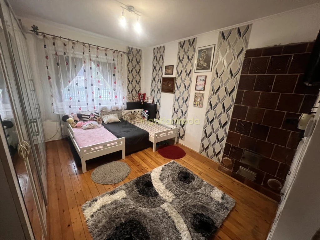 Nyíregyháza Almatároló közelében, eladásra kínálok egy 2 szobás, étkezőkonyhás, kamrás, 81 m2 hasznos alapterületű, tégla-...