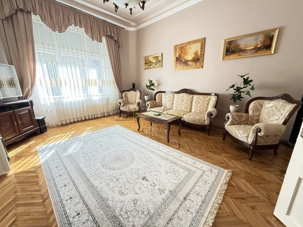 Kiadó egy különleges hangulatú, polgári sítlusu családi ház a belváros szívében!A város egyik legszebb utcájában, a...