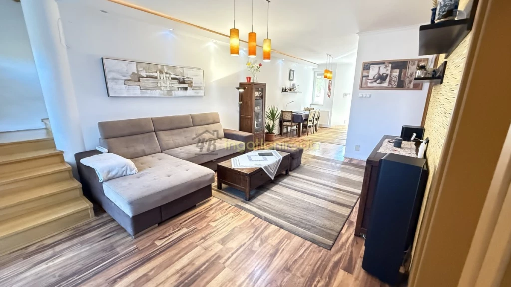 Nyíregyháza Ságvári kertváros csendes utcájában kínálok eladásra egy kiváló állapotú, tégla építésű, hőszigetelt ikerházat,...