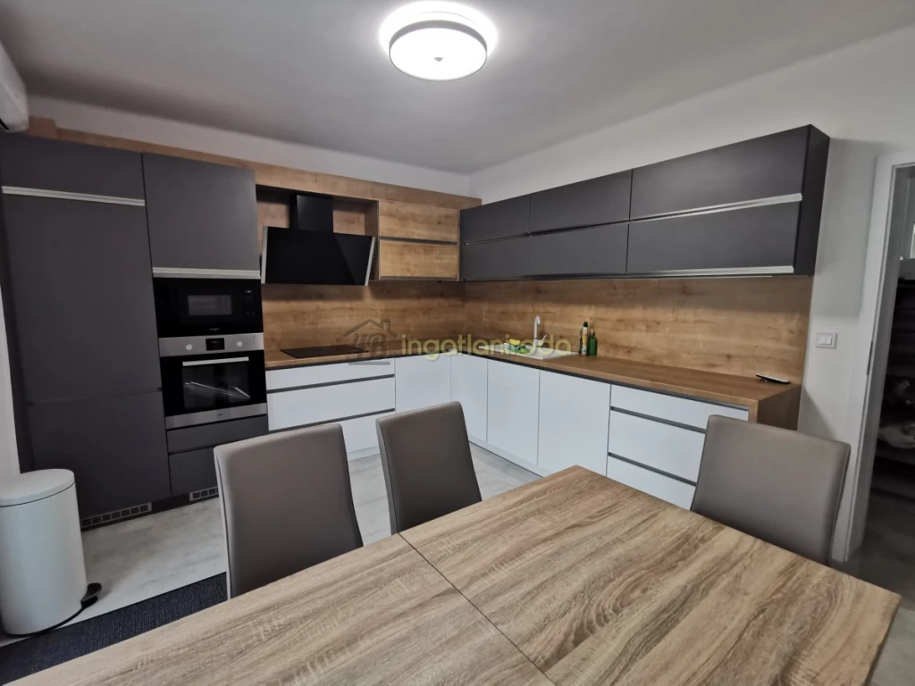 Kiadó Nyíregyháza- Oros között 6 szobás, 6 fürdőszobás, 500 m2 es, bútorozott, gépesített, családi ház! Nyíregyháza –Oros...