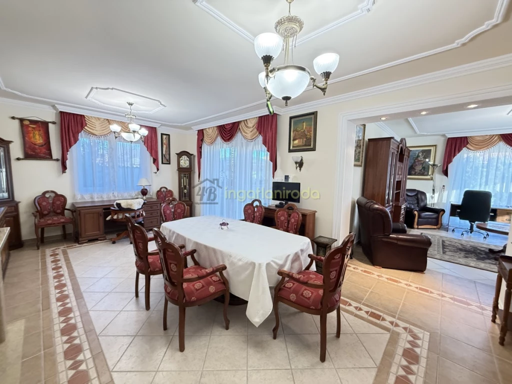 Nyíregyháza kedvelt városrészében a Mömax közelében kiadó ez az igényes, 4 hálószobával , 2 fürdőszobával rendelkező,...