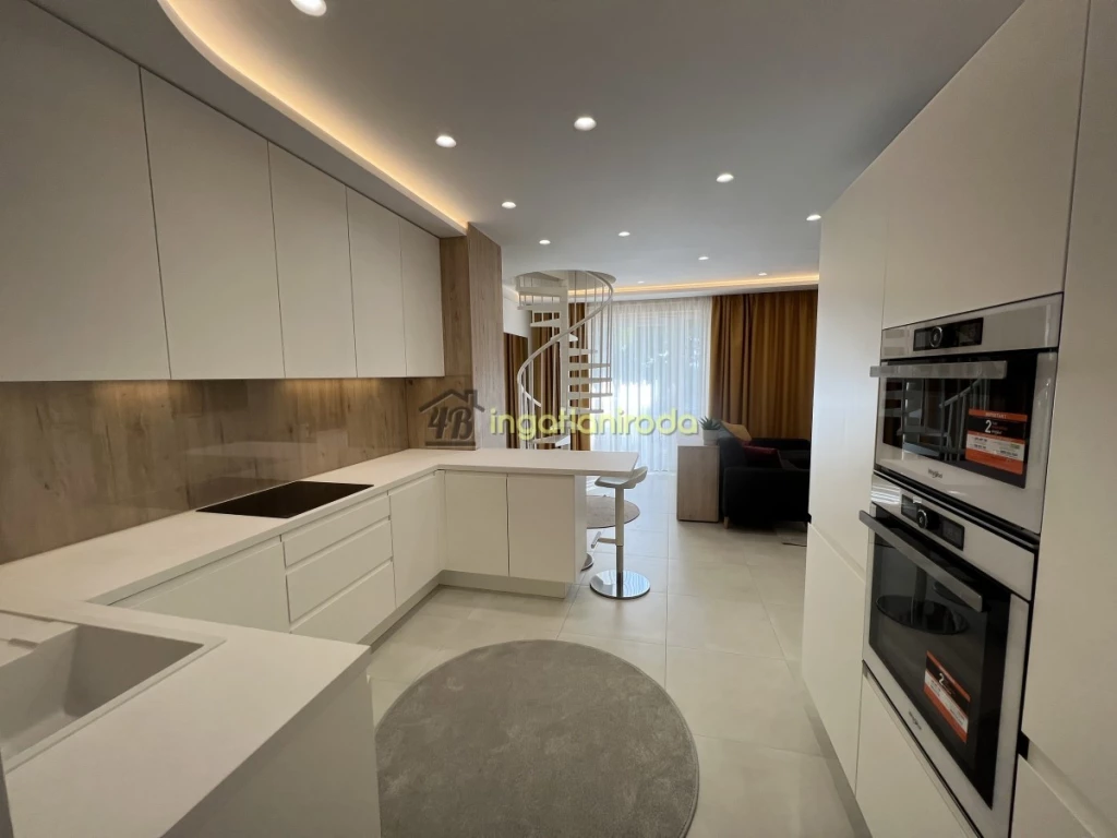 Nyíregyháza abszolút belvárosában, egy fiatal építésű, zárt udvaros, liftes társasház 3. emeletén eladó egy különleges,...