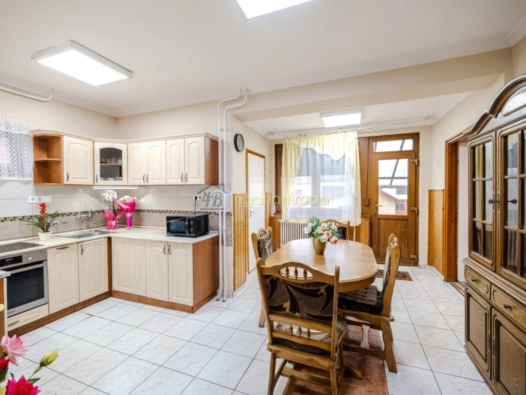 Lakhatás, vállalkozás és biztos befektetés egy helyen – Újfehértó frekventált részén!Újfehértó központjában kínálunk...