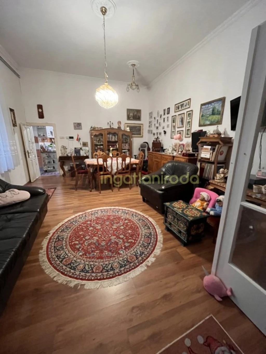 Eladó egy polgári stílusú, modern köntösbe bújtatott otthon Nyíregyháza pulzáló belvárosában!A város lüktető szívében, mégis...