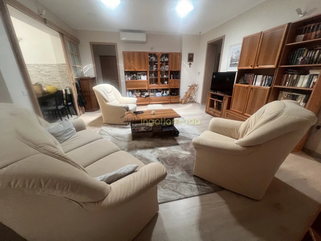 Felújított családi ház külön apartmannal eladó Örökösföldön!Modern otthon, tágas terekkel és energiatakarékos megoldásokkal,...