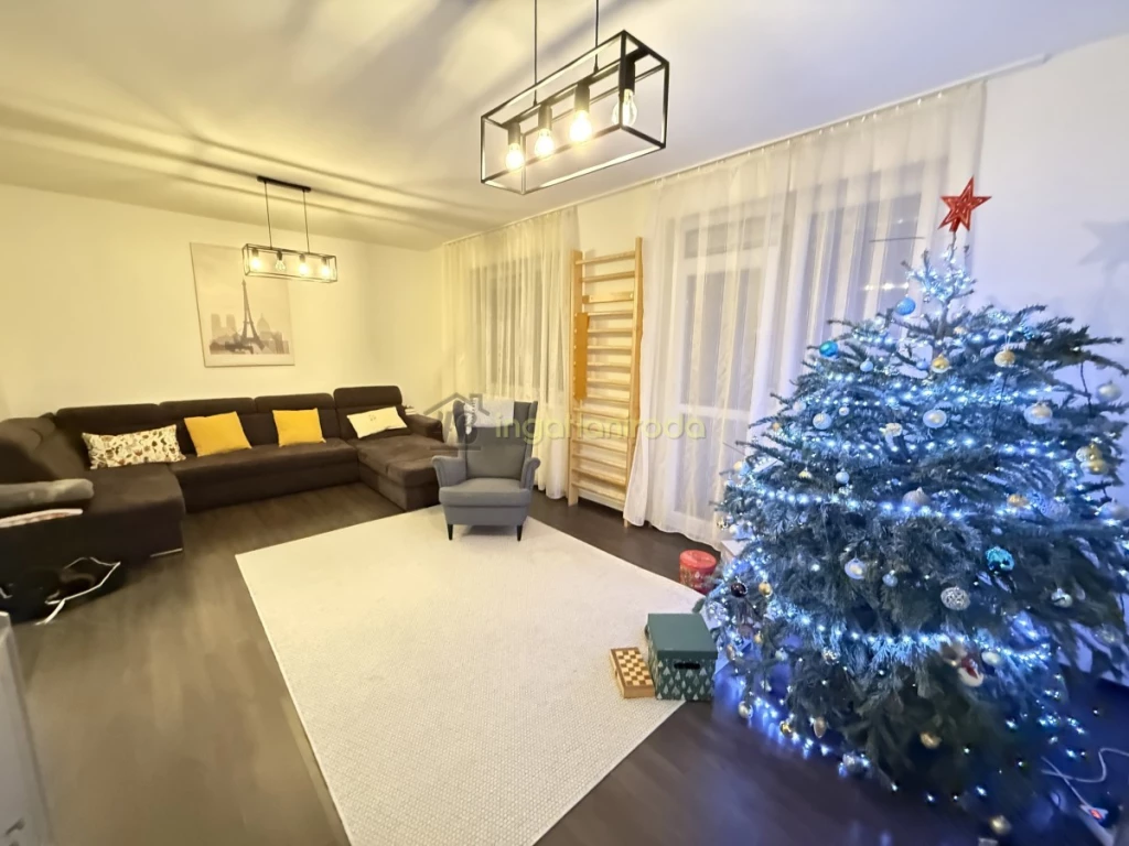 KIVÉTELES LEHETŐSÉG SÁGVÁRI KERTVÁROSBAN! - TÁGAS FELÚJÍTOTT SORHÁZ, GARÁZZSAL!Nyíregyháza, Ságvári kertvárosban kínálok...