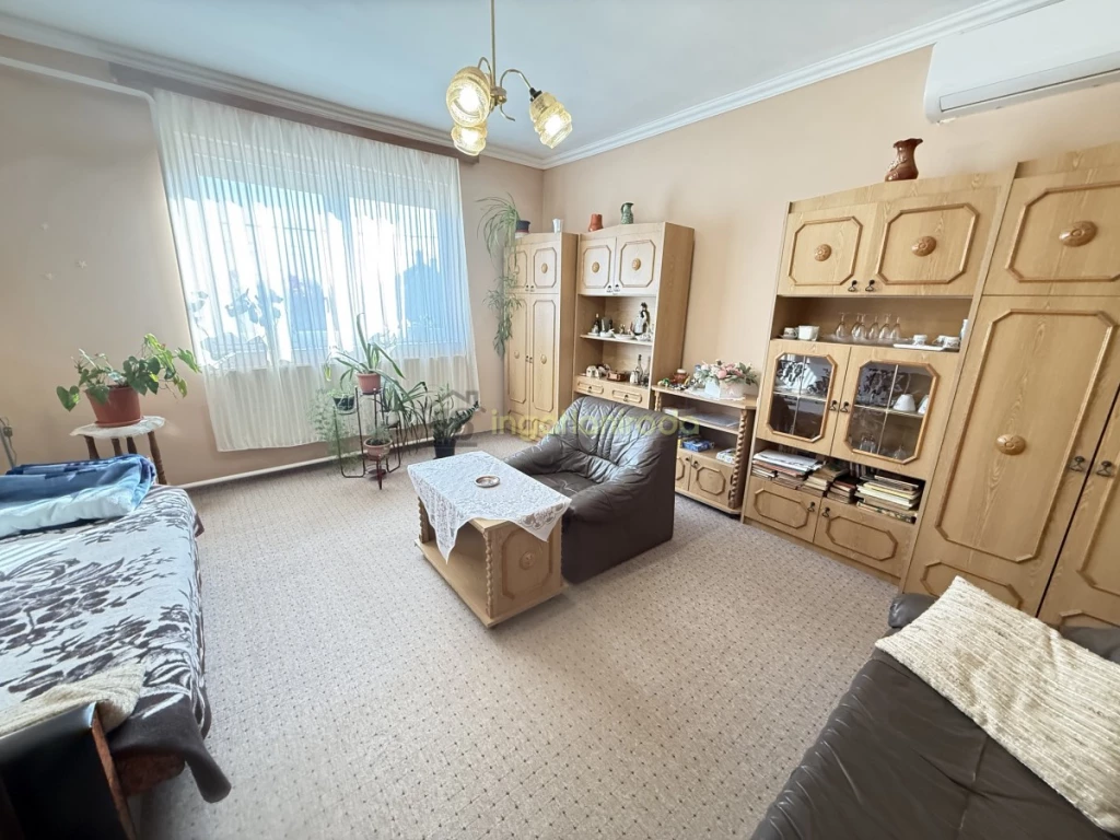 Újfehértó központjában kínálom eladásra ezt a tégla építésű, műanyag nyílászárós, félszint eltolásos 3 hálószobával,...