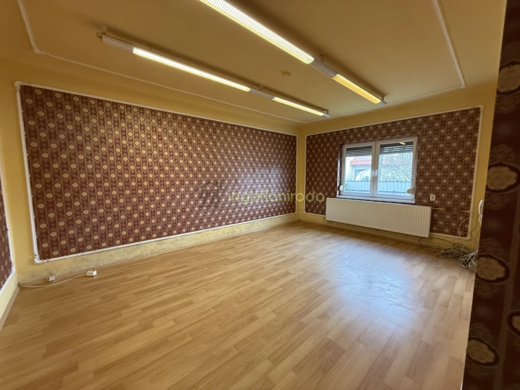 Kivételes lehetőség-lakhatás és vállalkozás egy helyen!  -  Eladásra kínálok egy sokoldalúan hasznosítható, családi házként...