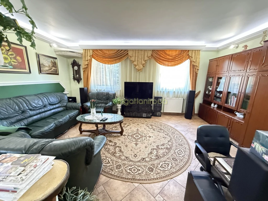 Nyíregyháza Borbánya központjában eladásra kínálok egy szép állapotú 2 hálószobás, amerikai konyhás nappalis, külön...