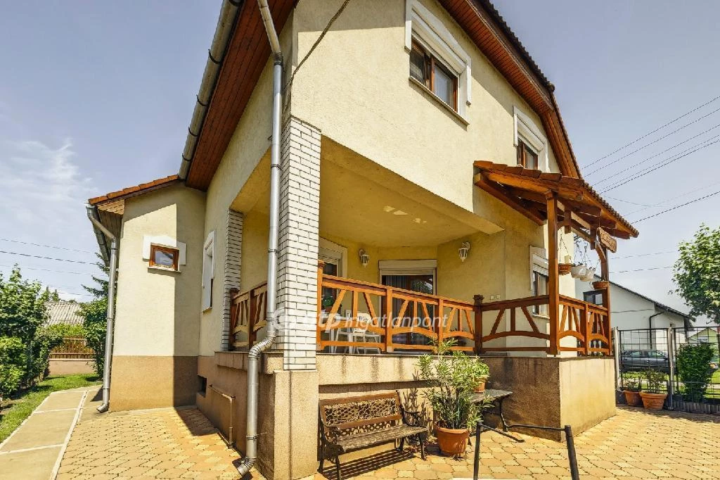 Hernádkak 2 szintes, felújított családi ház, vállalkozással Eladó