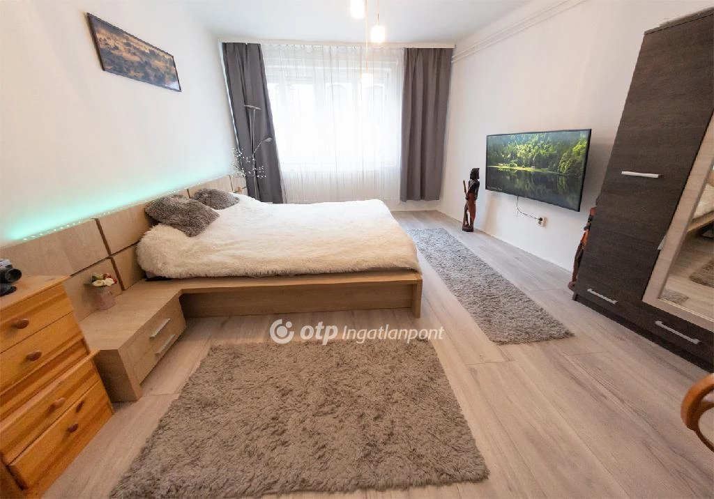 Miskolc belvárosában, 110 nm-es, két szintes lakás udvari beállóval!