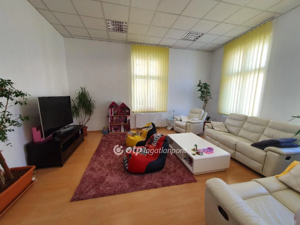 Miskolc belváros,1 emeleti, 4 szobás lakás Eladó