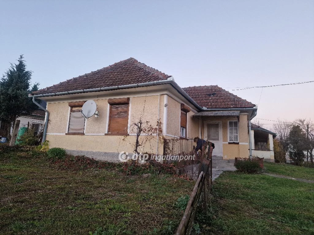 Eladó Ház, Bózsva