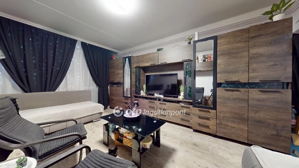 Miskolc, belváros, 63 nm-es, felújított, 2 + 1 szobás lakás.