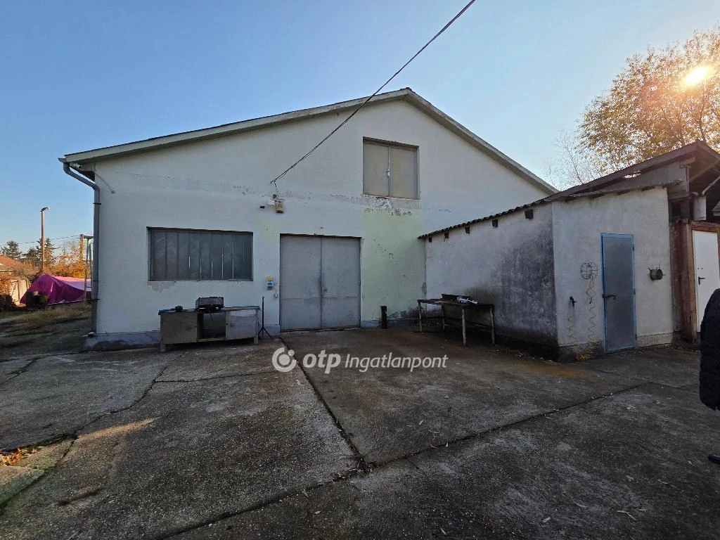 Halmajon 663 nm-es üzemcsarnok eladó!