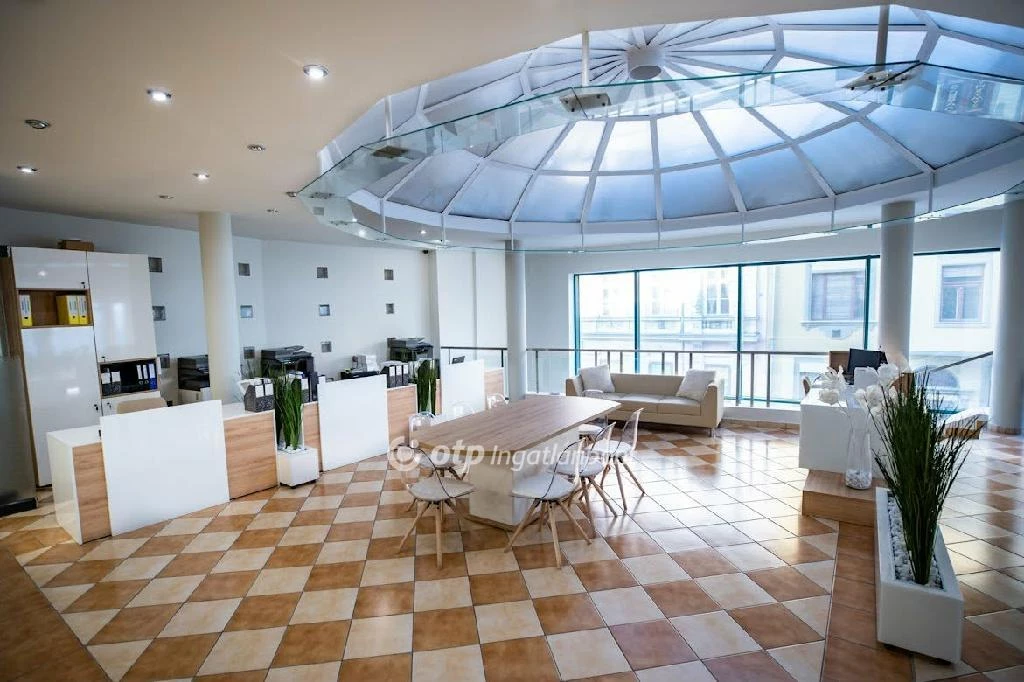 Miskolc belvárosában 209 nm-es, 1 em-i üzlethelyiség!