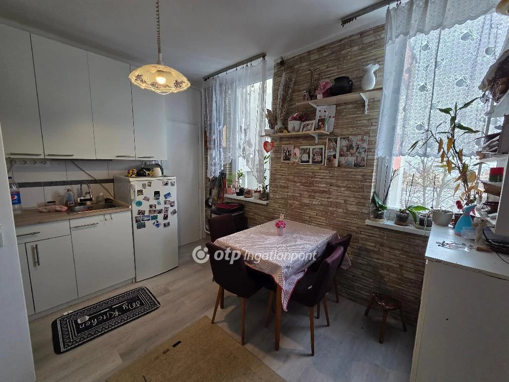 Eladó Lakás, Miskolc-Komlóstetőn...!