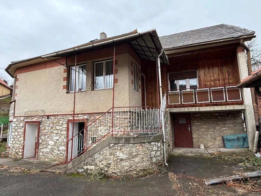 c3-1-name c2-1-name, Bükkszentkereszt, Központ közeli