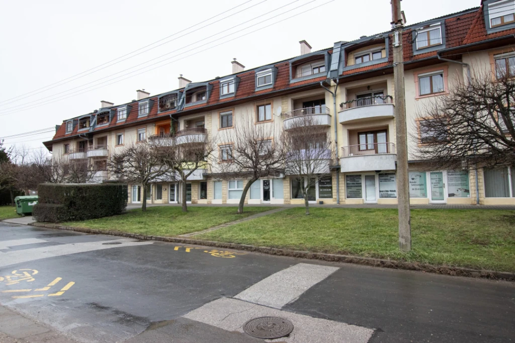 Kiadó 78 nm-es, felújított lakás, a Fehér Akác lakóparkban...!