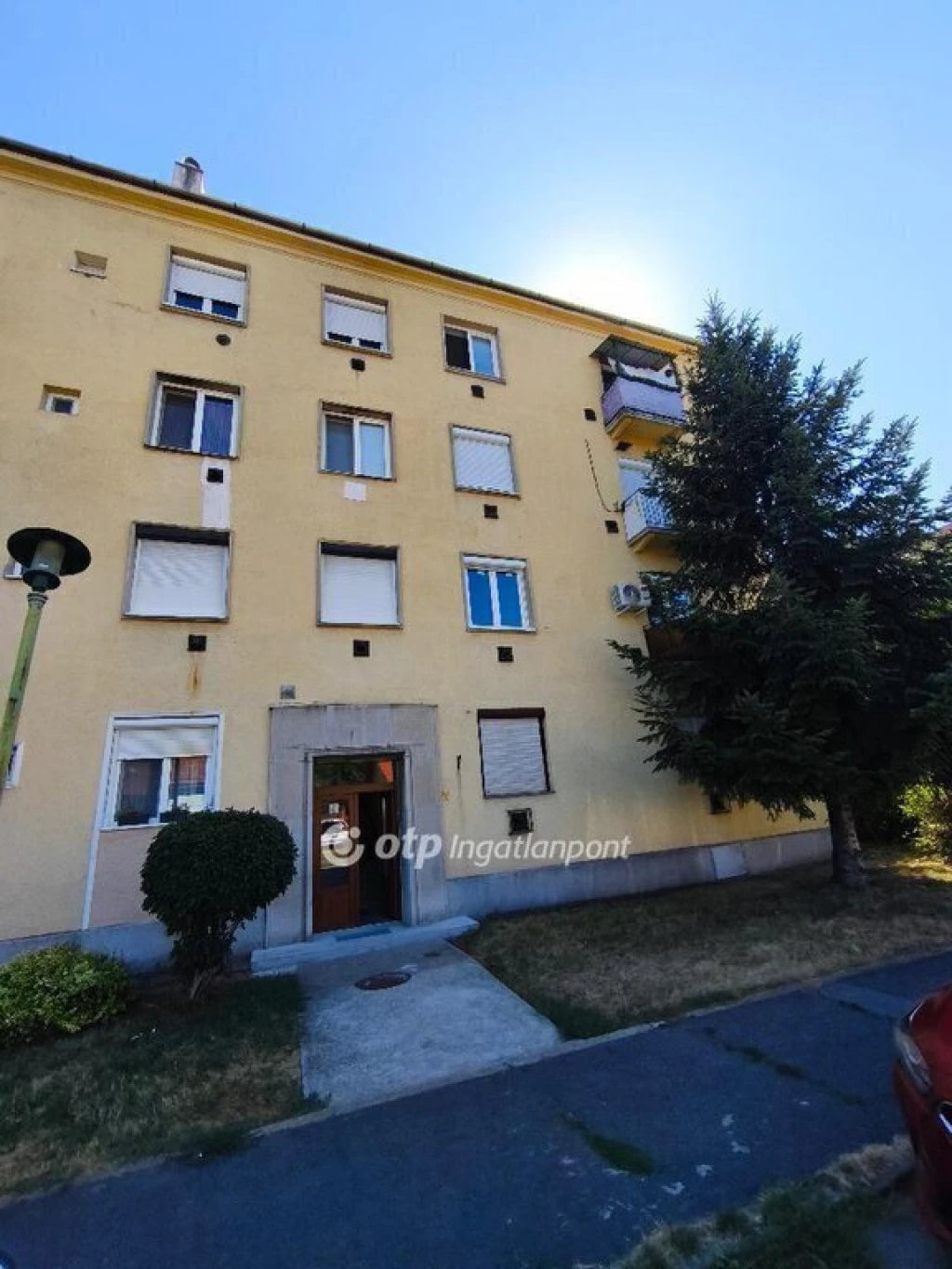 Miskolc, É-Kilián, 52 nm-es földszinti lakás.